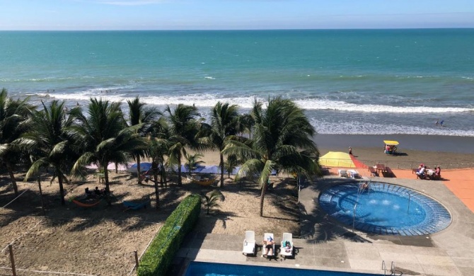 Departamentos frente al mar en Resort Playa Azul-Tonsupa